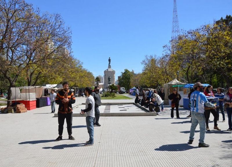 Bahía despide el mes de su aniversario a pura fiesta con "Plaza Viva"
