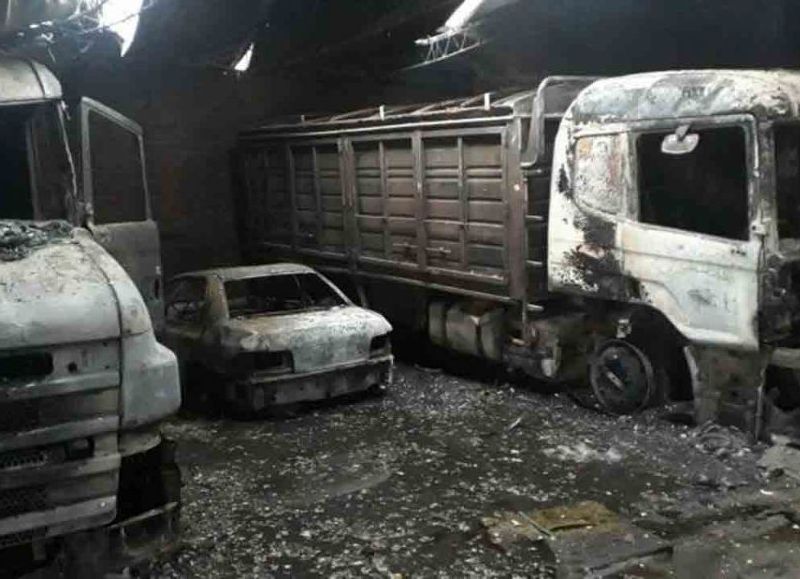 Un incendio consumió cinco autos y un supermercado chino