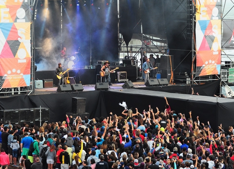 Guasones le puso rock al verano en Monte Hermoso ante más de 10 mil personas
