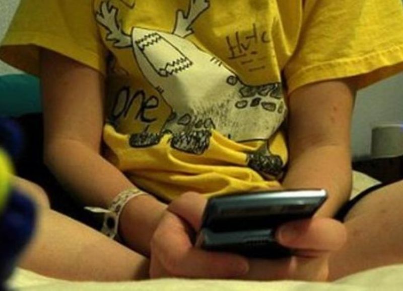 Coronel Suárez: filmó y difundió imágenes íntimas de una chica y allanaron su casa